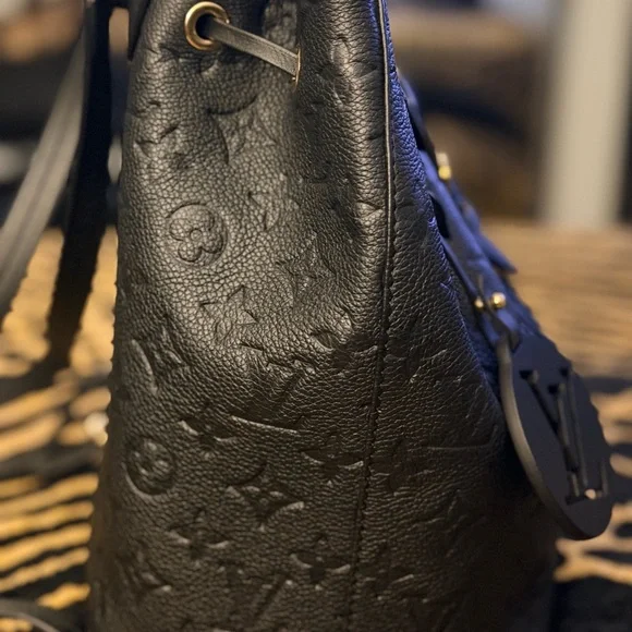 Authentic Louis Vuitton black montouris backpack GREAT CONDITION - Picture 3 of 16